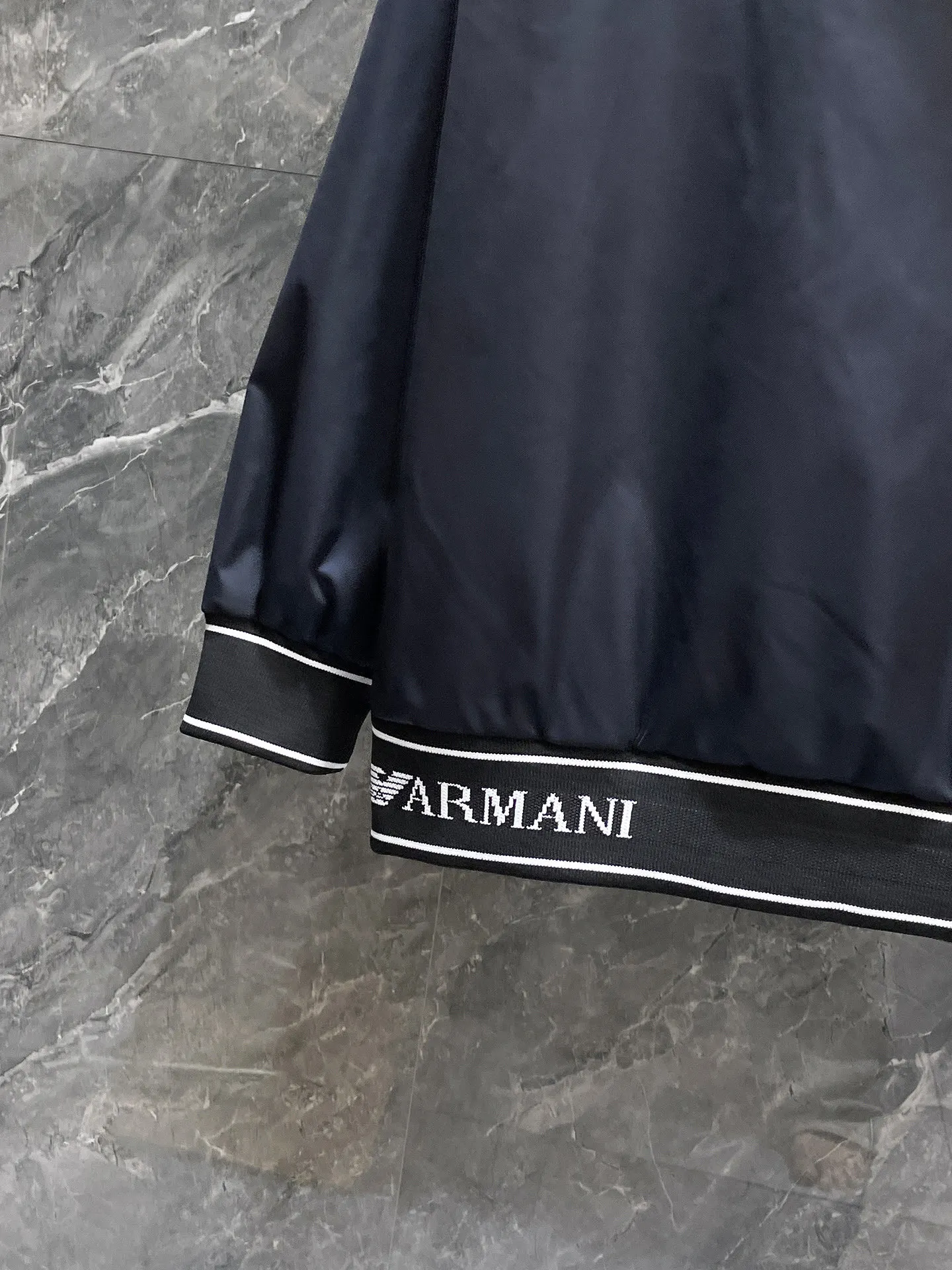 Armani official website Same Style, complete with three labels, on sale in advance. 2026 Autumn and Winter New Arrival men's jacket, reversible. Original, complete with three labels. Premium version. Customized fabrics at the counter. Breathable, high comfort, impeccable details, brand element design concept, reflecting high quality. It feels delicate and soft, presents a casual cut, and has a great upper body shape. Sizes: M～3XL,